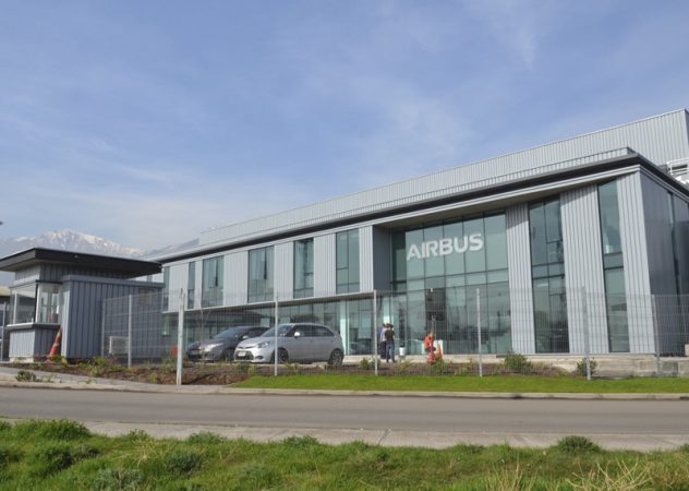Edificio corporativo y hangares Airbus Chile